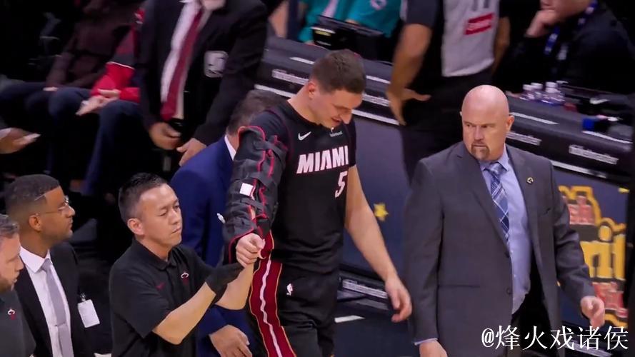 约维奇扣篮被犯规平摔落地，手肘受伤已被护臂包裹离场治疗