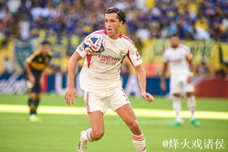 官方:本菲卡左后卫A费5000万欧元转会皇马,曼联获得20%分成 官方:本菲卡左后卫A费5000万欧元转会皇马,曼联获得20%分成